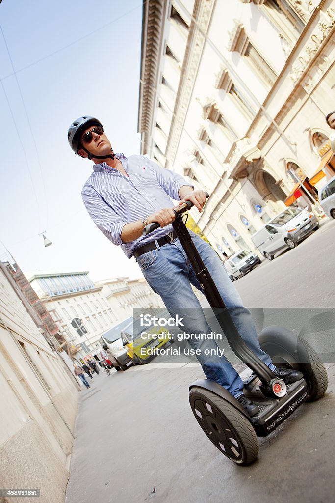 Homem em Segway em Milão-Centro da cidade - Foto de stock de Segway royalty-free