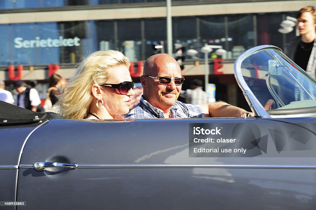 Meados de idade Casal dirigindo carro clássico - Royalty-free Aberto Foto de stock