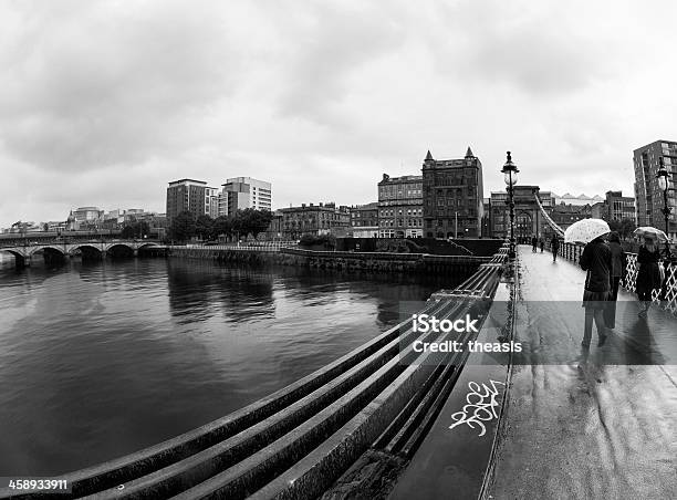 雨の日の Raintown - つり橋のストックフォトや画像を多数ご用意 - つり橋, イギリス, エディトリアル