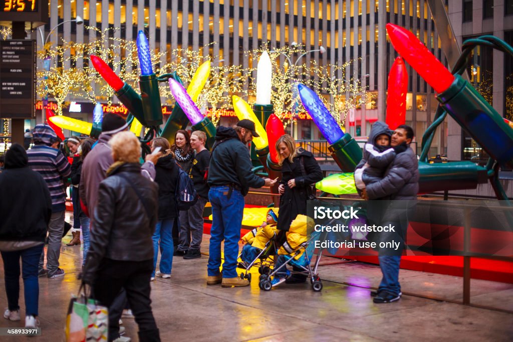 Gente fotos por el colorido Navidad mostrar Manhattan 2012 - Foto de stock de 2012 libre de derechos