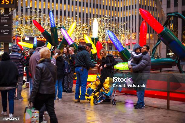 Ludzie Zdjęcia Tła Christmas Wyświetlić Manhattan 2012 R - zdjęcia stockowe i więcej obrazów 2012