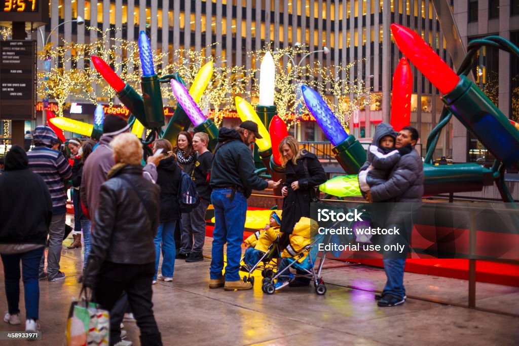 Pessoas tirar fotos de natal colorida exibição de Manhattan 2012 - Foto de stock de 2012 royalty-free