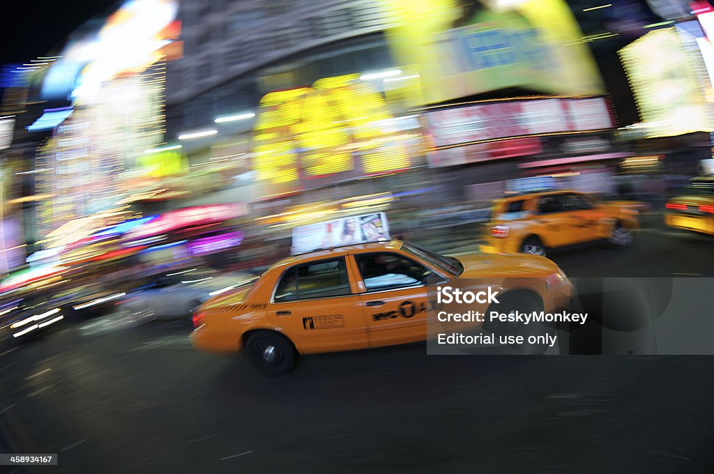 New York City Taxi passe McDonalds à Times Square - Photo de Arts Culture et Spectacles libre de droits
