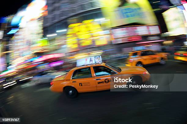 Photo libre de droit de New York City Taxi Passe Mcdonalds À Times Square banque d'images et plus d'images libres de droit de Arts Culture et Spectacles - Arts Culture et Spectacles, Culture américaine, Destination de voyage