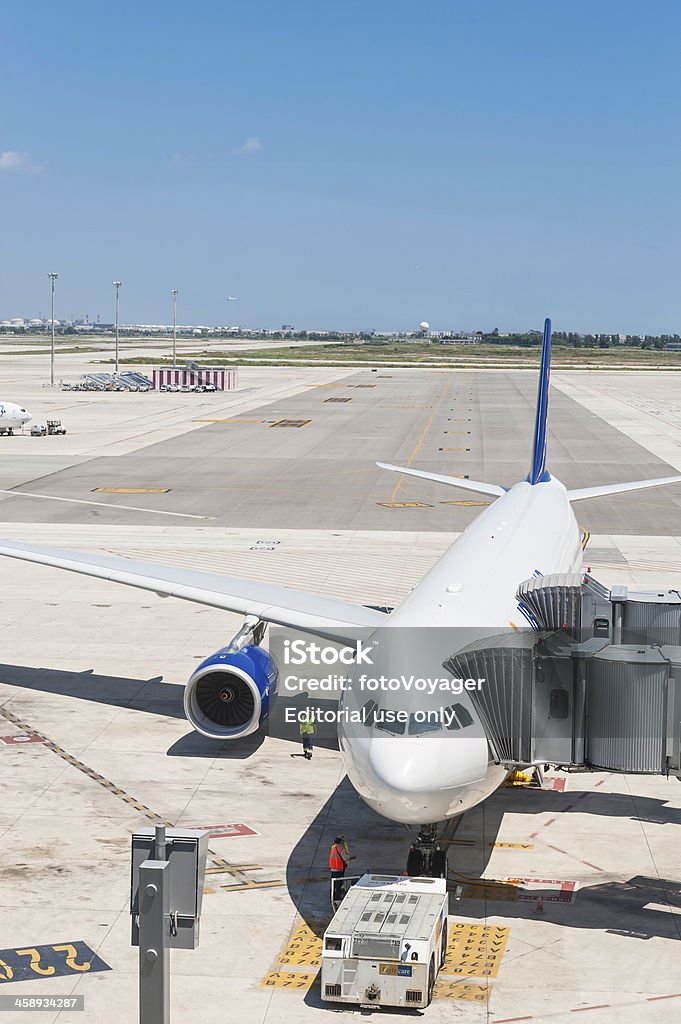 旅客ジェット航空機ロード中で地上クルー - バルセロナ国際空港のロイヤリティフリーストックフォト