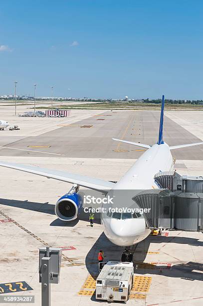 旅客ジェット航空機ロード中で地上クルー - バルセロナ国際空港のストックフォトや画像を多数ご用意 - バルセロナ国際空港, 空港, カタルーニャ州