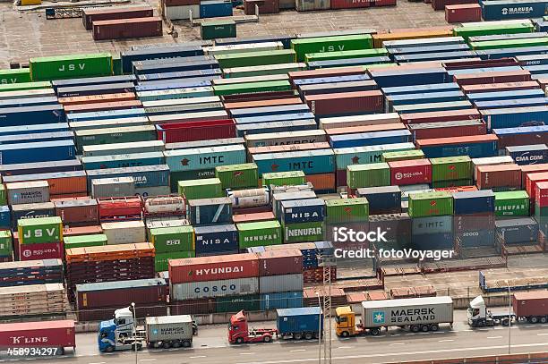 Cargo Shipping Container Hafen Und Lkws Stockfoto und mehr Bilder von Abschicken - Abschicken, Ansicht aus erhöhter Perspektive, Arbeiten