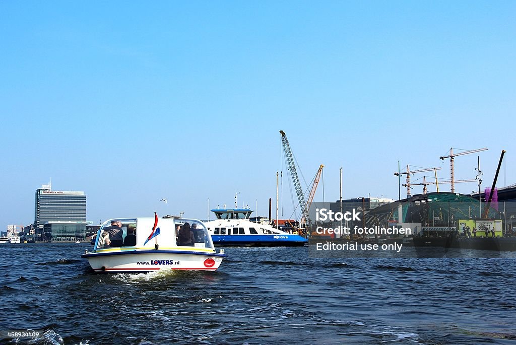 Tourist Boot ist Kreuzfahrt durch den Hafen von Amsterdam in den Niederlanden - Lizenzfrei Amsterdam Stock-Foto