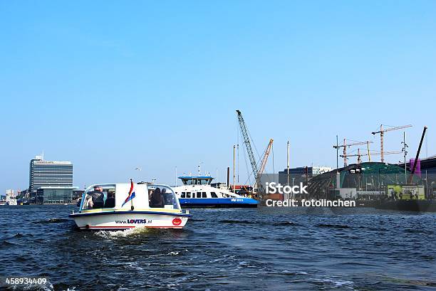 Tourist Boot Ist Kreuzfahrt Durch Den Hafen Von Amsterdam In Den Niederlanden Stockfoto und mehr Bilder von Amsterdam
