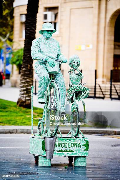 Artista De Rua Em Pé Imitating Estátua Em La Rambla Barceló - Fotografias de stock e mais imagens de Barcelona - Espanha