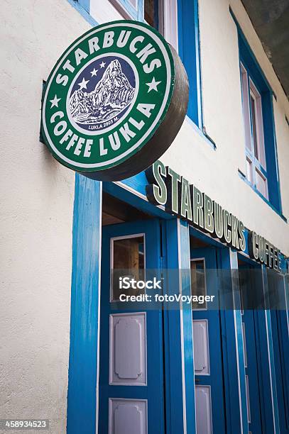 Foto de Himalaia Falso Café Starbucks No Nepal De Lukla e mais fotos de stock de Aldeia - Aldeia, Lukla, Ama Dablam