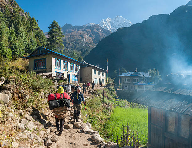himalaje porterów i mountaineers na everest trail nepal - lukla zdjęcia i obrazy z banku zdjęć