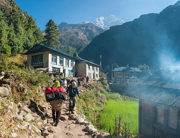 himalaias porters e mountaineers no everest trail nepal - lukla imagens e fotografias de stock