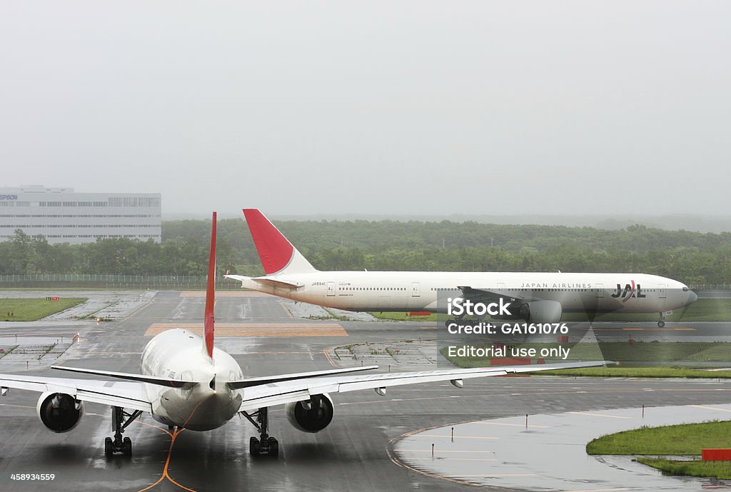 일본 항공 (JAL) 항공기 기다리든지 굴절률은 런웨이 - 로열티 프리 Japan Airlines 스톡 사진