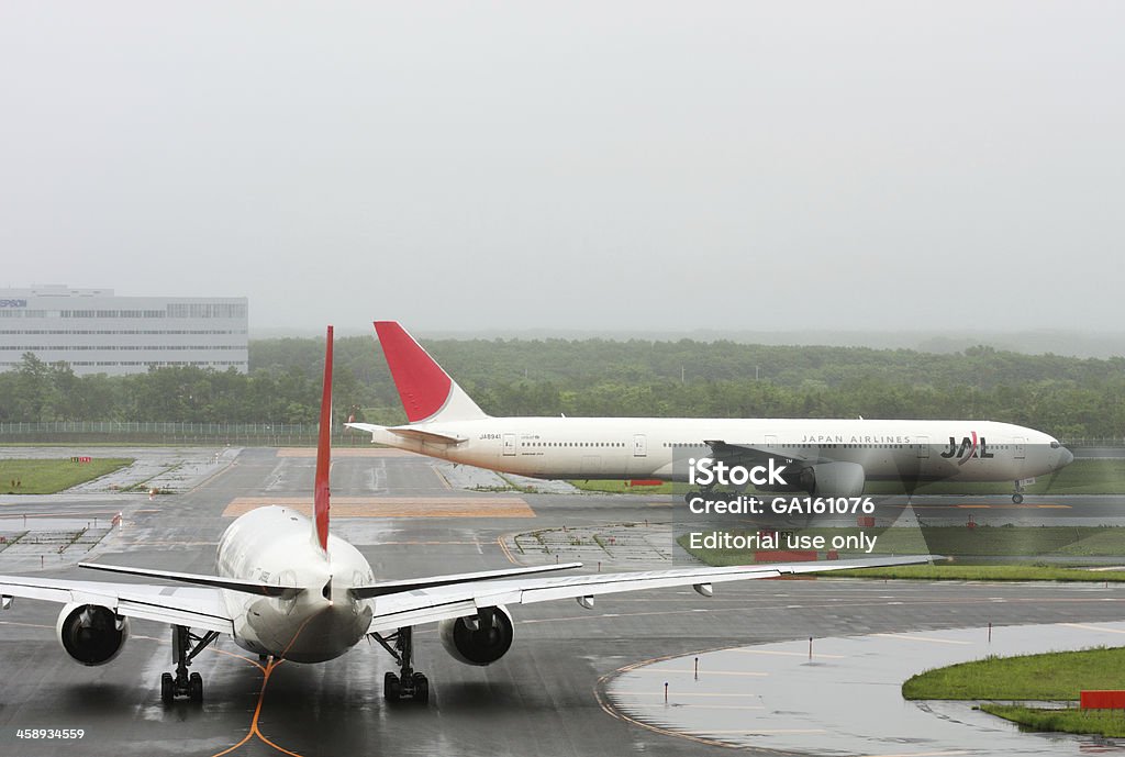 Japan Airlines (JAL) aeronaves estão de acordo sobre a pista - Foto de stock de Aeroporto royalty-free