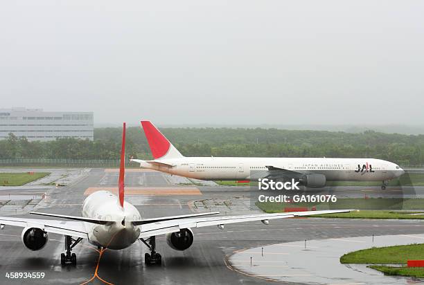 Foto de Japan Airlines Aeronaves Estão De Acordo Sobre A Pista e mais fotos de stock de Aeroporto