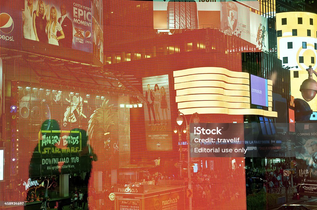 Silhouetted Романтическая пара перед Times Square lights - Стоковые фото Большой город роялти-фри