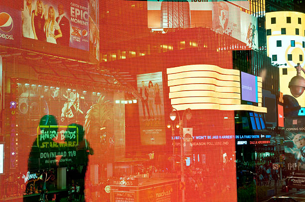 silhouetted романтическая пара перед times square lights - nasdaq times square editorial new york city стоковые фото и изображения