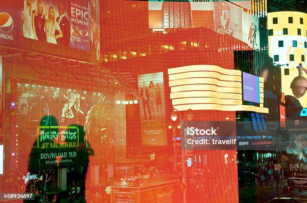 Silhouetted Романтическая Пара Перед Times Square Lights — стоковые фотографии и другие картинки Большой город