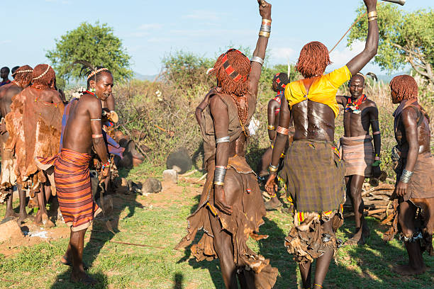 bull saltare cerimonia - dancing africa ethiopian culture ethiopia foto e immagini stock