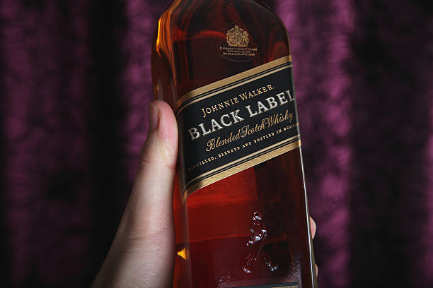 whisky johnnie walker black label - johnnie walker scotch whisky whisky alcohol photos et images de collection