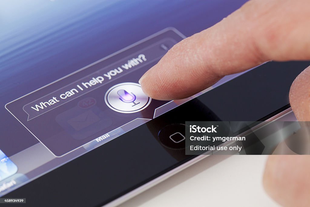 Siri 앱을 사용하여 iPad에서 OS 6 - 로열티 프리 태블릿 스톡 사진