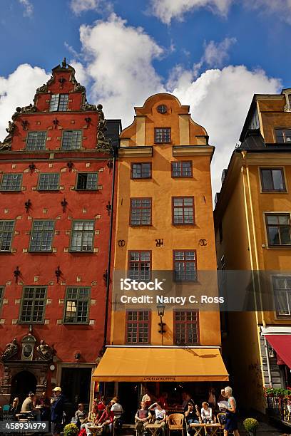 Gamla Stan Estocolmo Suecia Personas En Cafe Foto de stock y más banco de imágenes de Aire libre - Aire libre, Arquitectura exterior, Barrio antiguo