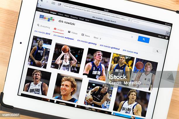 Dirk Nowitzki Auf Dem Ipad Stockfoto und mehr Bilder von Dallas Mavericks - Dallas Mavericks, Google - Markenname, Suchen