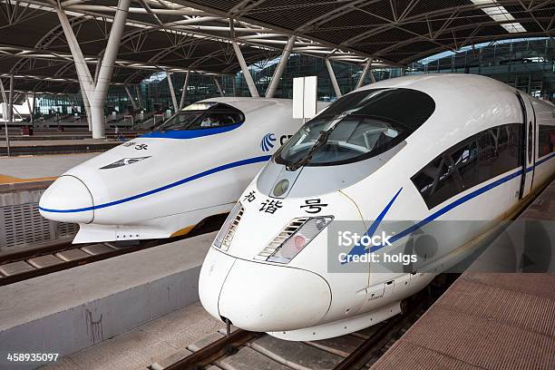 Due I Treni Ad Alta Velocità Guangzhou Cina - Fotografie stock e altre immagini di Shinkansen - Shinkansen, 2012, Ambientazione esterna