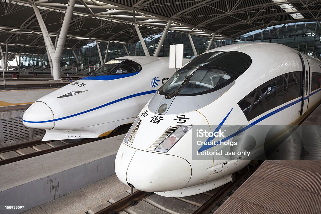 Два высокоскоростного поезда, Гуанчжоу, Китай - Стоковые фото Синкансэн роялти-фри