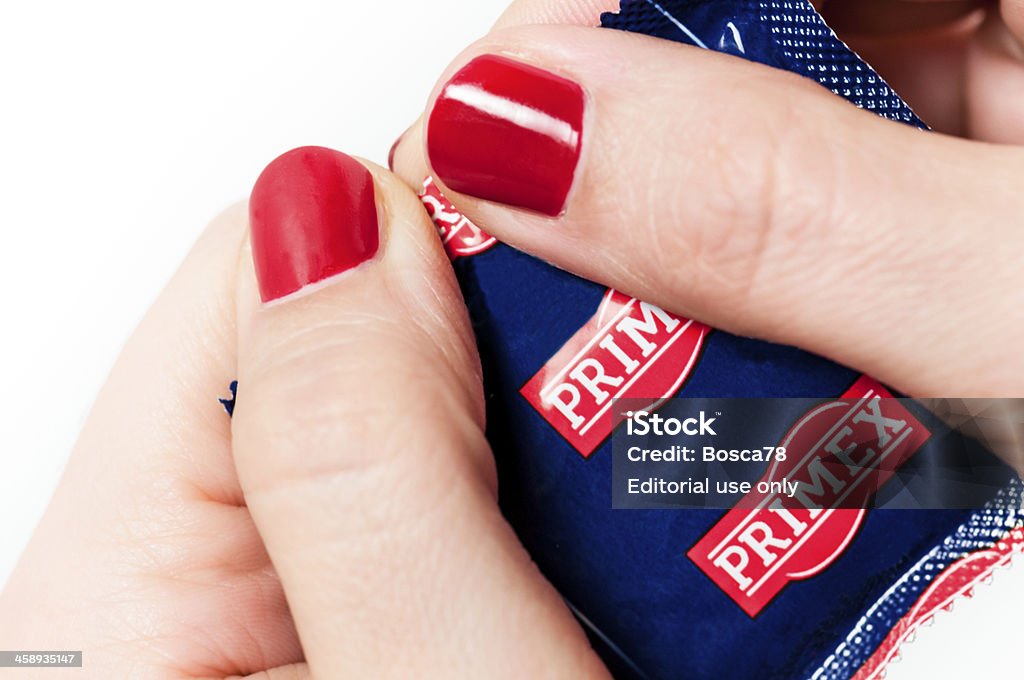 Abrir um bolso em forma de preservativo - Royalty-free Adulto Foto de stock