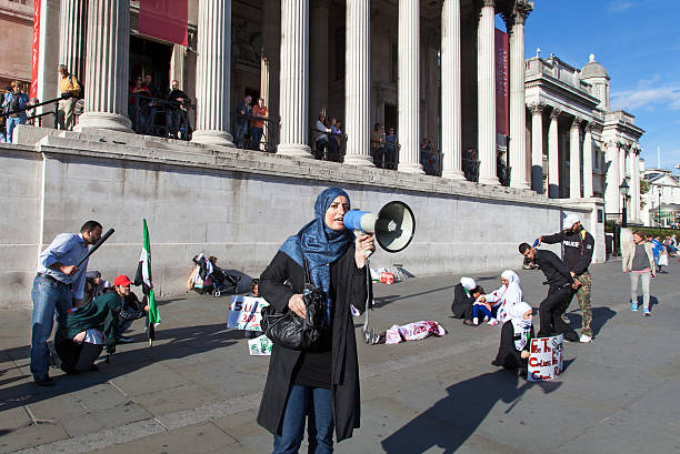 protesta contro la guerra civile in siria - protest editorial people travel locations foto e immagini stock