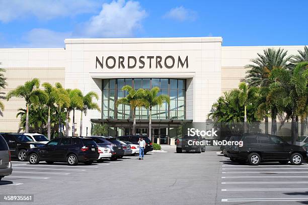 Foto de Loja Nordstrom e mais fotos de stock de Nordstrom - Nordstrom, Loja, Comércio - Consumismo