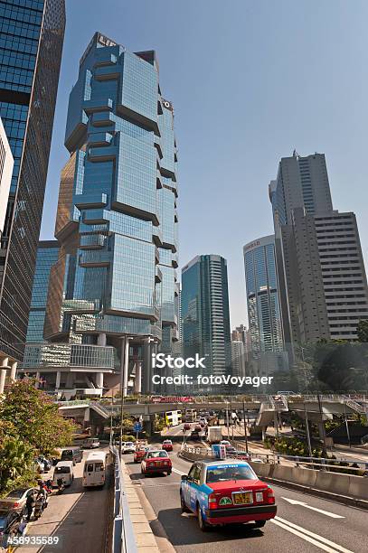 Foto de Arranhacéus De Hong Kong O Distrito Financeiro E Táxis e mais fotos de stock de Alto - Descrição Geral