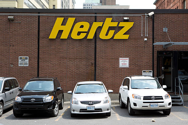 agence de location de voitures hertz dans le centre-ville de montréal, au canada - the hertz corporation photos et images de collection