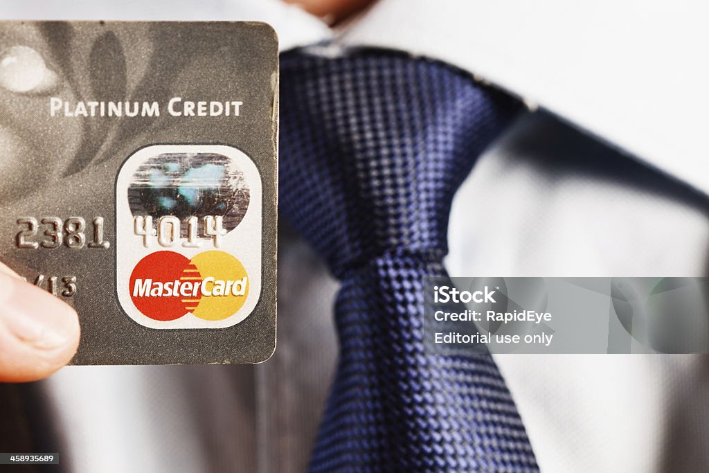 Homem de Mão a segurar platina Mastercard - Royalty-free Mastercard Foto de stock