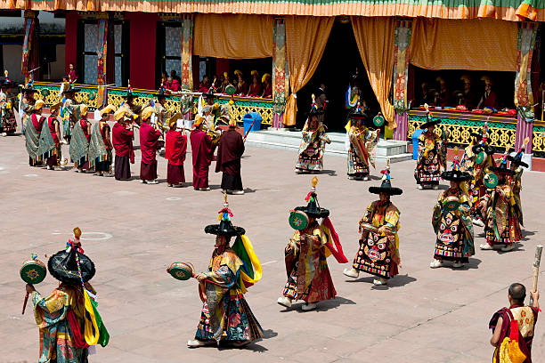 tibetische buddhistische festival in rumtek kloster sikkim - editorial in a row national landmark famous place stock-fotos und bilder