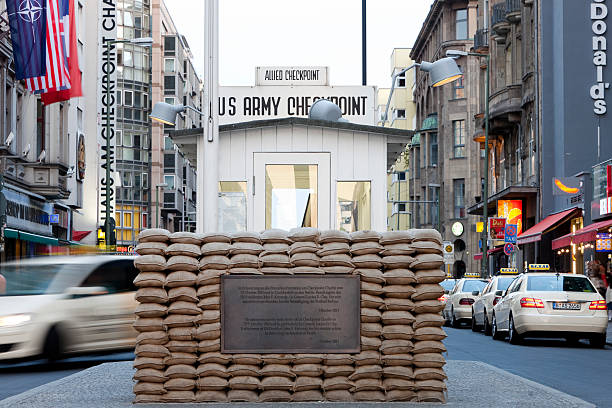 checkpoint charlie, berlino, germania - former famous place east architecture foto e immagini stock