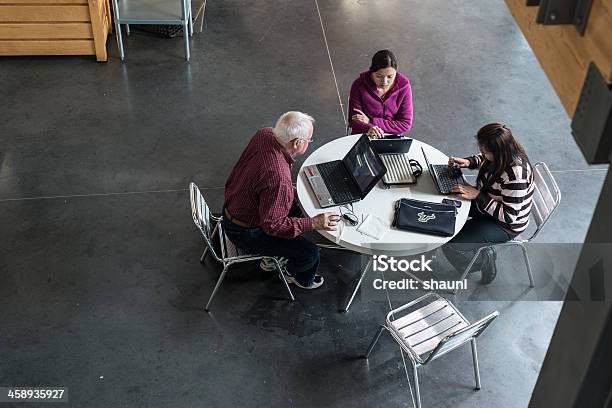 Móvel Calcular - Fotografias de stock e mais imagens de 20-29 Anos - 20-29 Anos, Adulto, Café - Edifício de Restauração