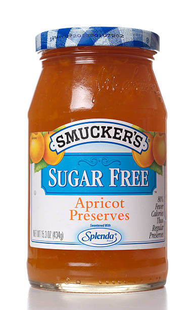 smuckers сахар бесплатно абрикосовое варенье - preserves jar apricot marmalade стоковые фото и изображения