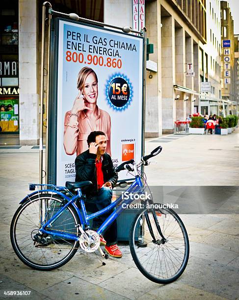 Młody Mężczyzna Rozmawia Przez Telefon Komórkowy W Mediolan Włochy - zdjęcia stockowe i więcej obrazów Bicykl