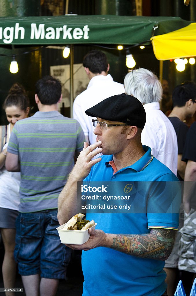 Человек ест питание в городской рынок, London - Стоковые фото Англия роялти-фри