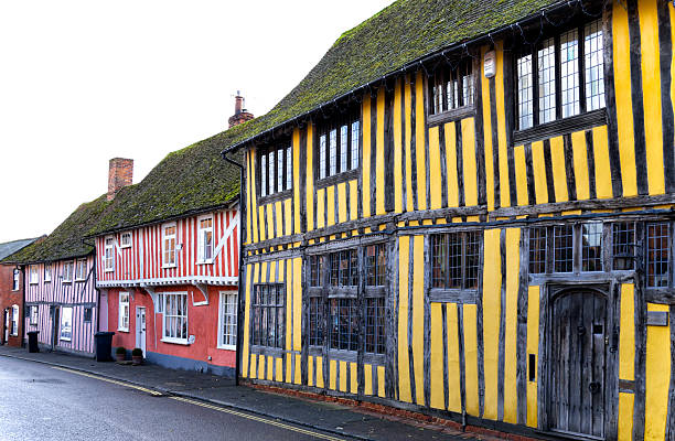 vielles maisons colorées dans lavenham - tudor style house timber window photos et images de collection