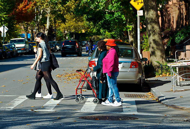 idosos mulher atravessa street, fort greene brooklyn, nova iorque - corner marking fotos imagens e fotografias de stock