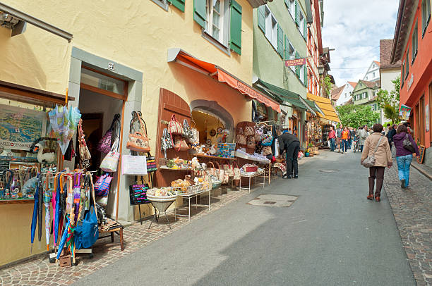 типичные сувенир улица с knickknack в германии/meersburg - andenken стоковые фото и изображения