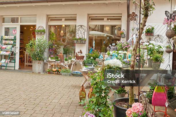Typischen Kleinen Shop Mit Kunst Und Kunsthandwerk In Deutschland Stockfoto und mehr Bilder von Andenkenladen