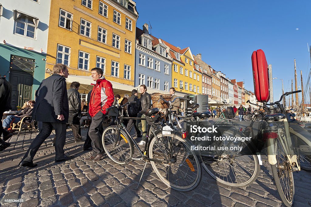 Copenhagen biciclette e Folla su Nyhavn - Foto stock royalty-free di Acciottolato