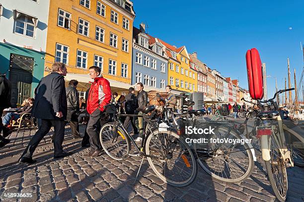 Copenhaga Bicicletas E De Multidões De Nyhavn - Fotografias de stock e mais imagens de Adulto - Adulto, Andar, Ao Ar Livre