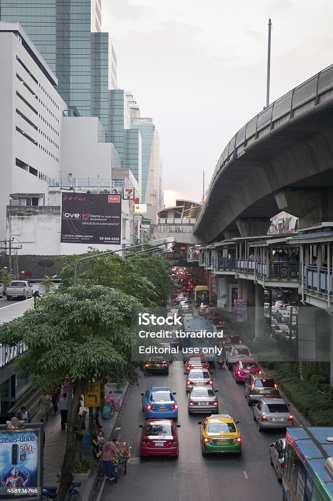 Belebten Straße und Hochbahn Track In Bangkok - Lizenzfrei Ansicht aus erhöhter Perspektive Stock-Foto