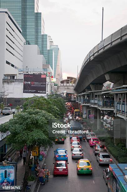 Belebten Straße Und Hochbahn Track In Bangkok Stockfoto und mehr Bilder von Ansicht aus erhöhter Perspektive - Ansicht aus erhöhter Perspektive, Architektur, Asien